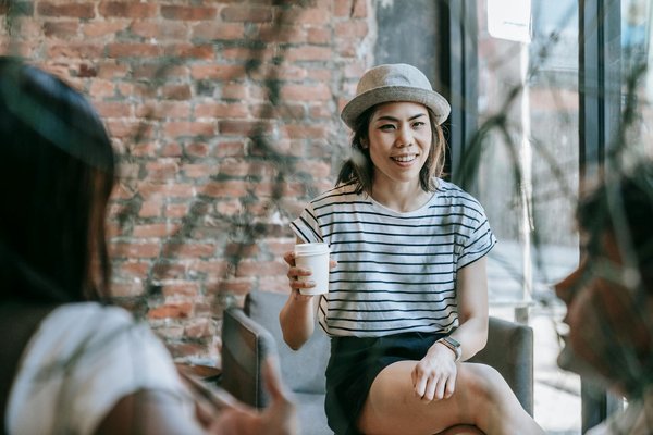 Sublimez votre regard : guide essentiel pour un maquillage éblouissant des yeux avec des ombres à paupières métalliques